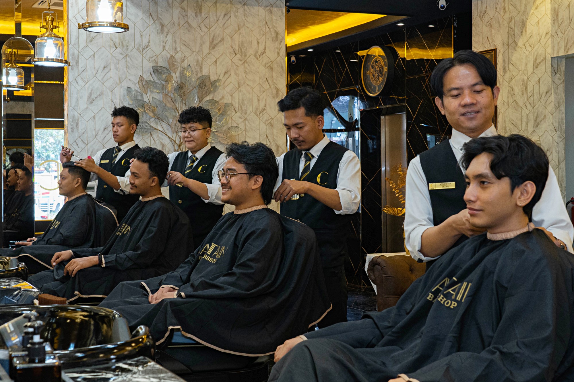 Suasana OM's Barbershop